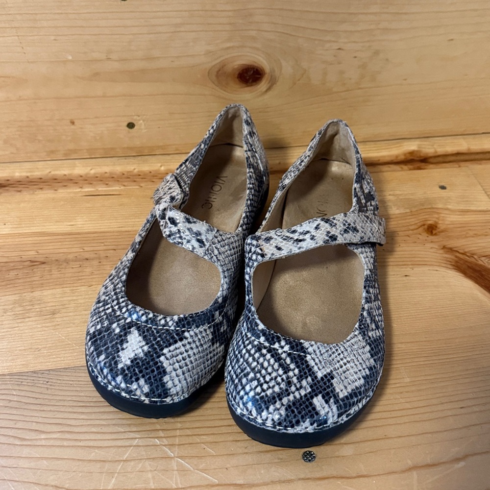 VIONIC HARPER MARYJANES NATURAL SNAKE SIZE 8